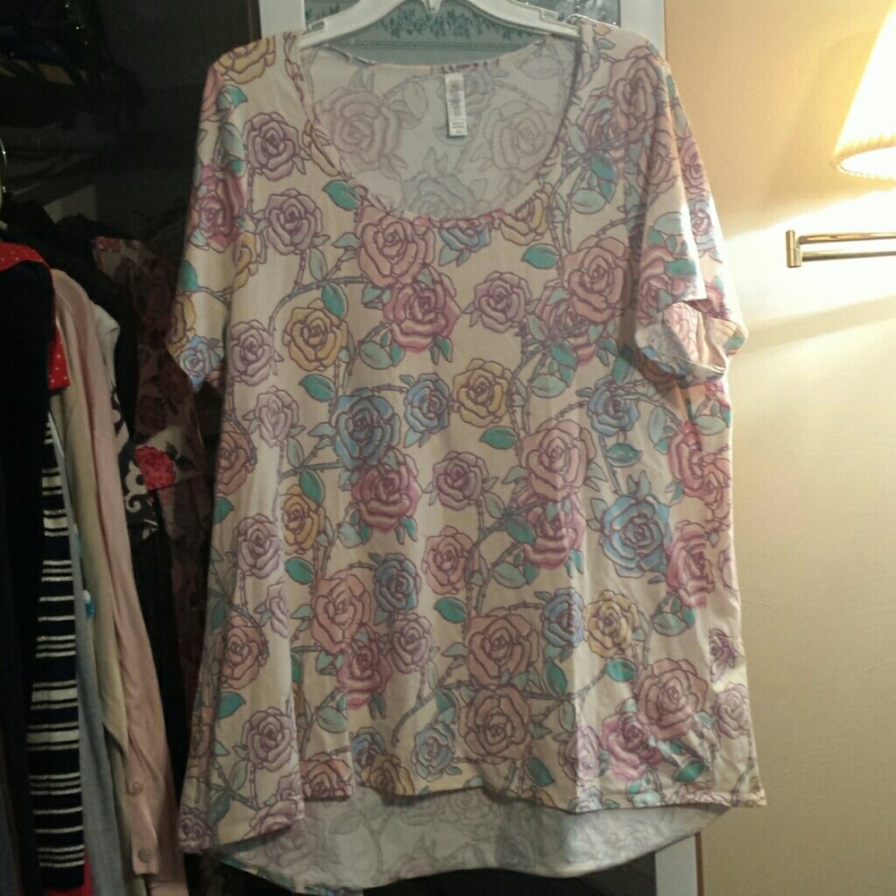Like new 2x LuLaRoe Classic tee spring roses